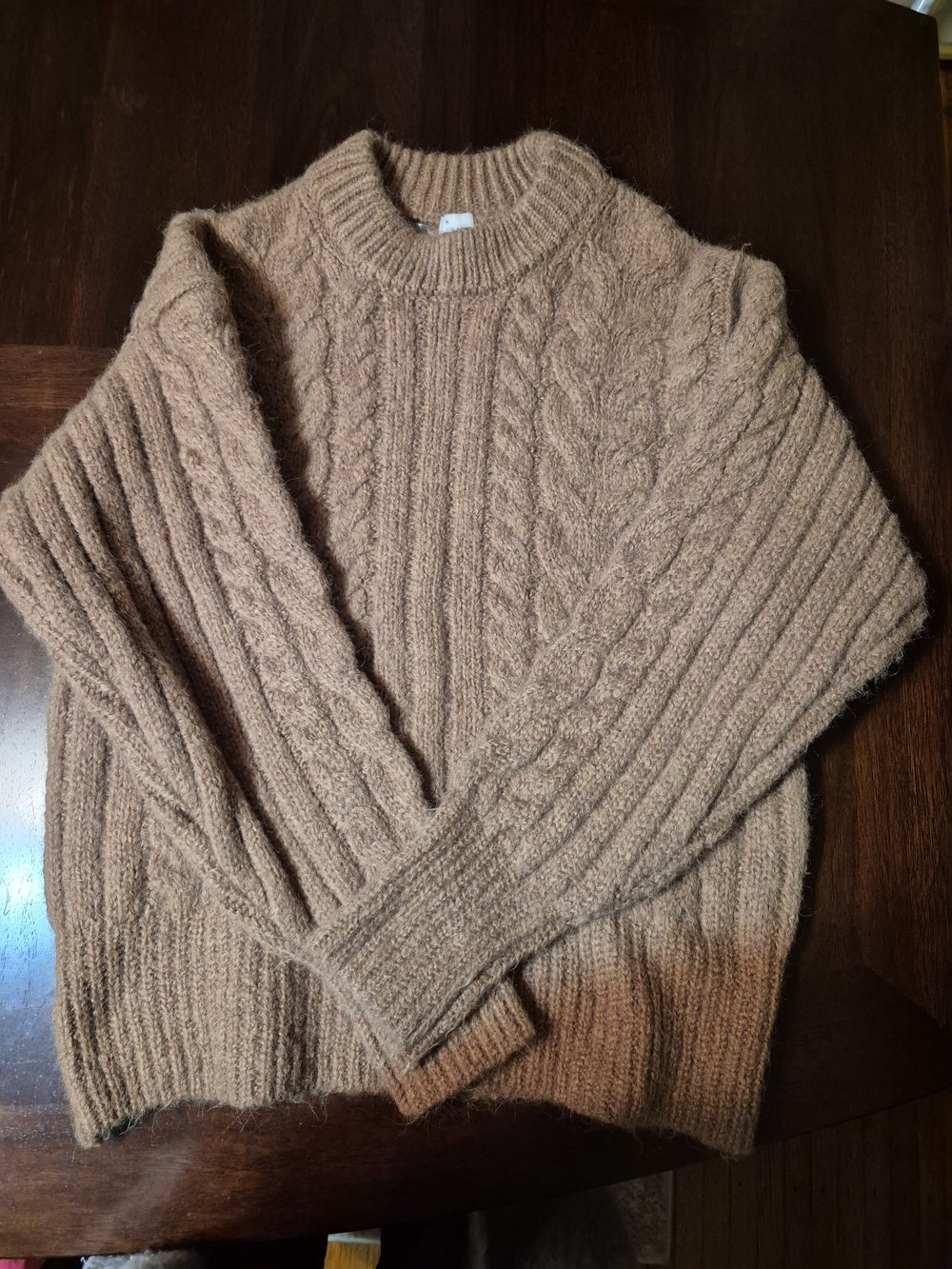 Womens Cable-Knit Crewneck Sweater in Camel